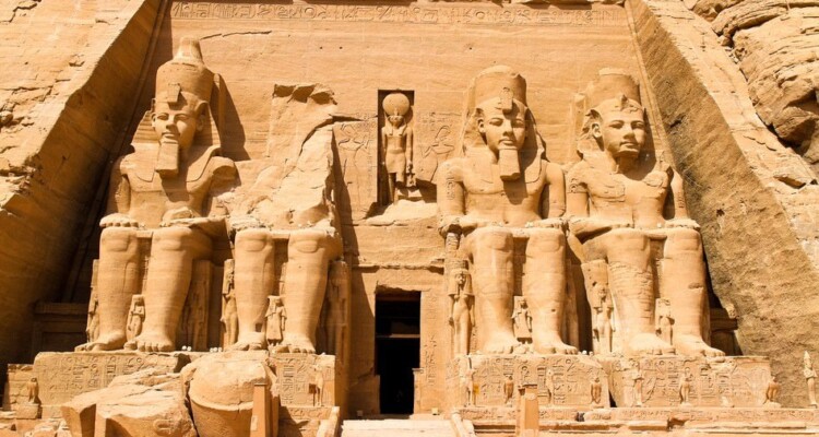 Figue. 1 - L'un des temples d'Abou Simbel. Égypte, construite entre 1284 et 1264 courant alternatif, Par ordonnance du pharaon Ramses II. Photo de Petrad.