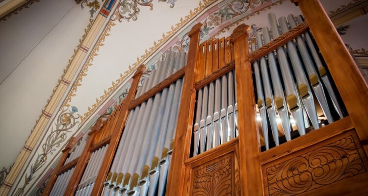 Orgue presque centenaire de l’église Bom Jesus dos Perdões, sur la Praça Rui Barbosa. Photos: Divulgation.