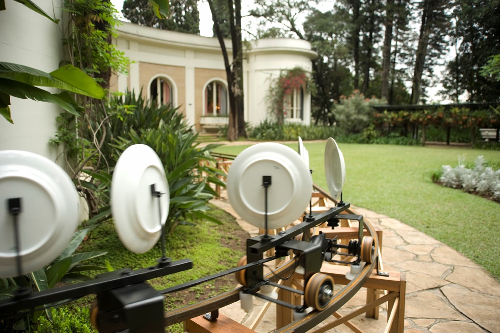 Ant Service, artist João Loureiro (2013) – A train circulated by the Ema Klabin Foundation. Photo: Marcos Gorgatti.