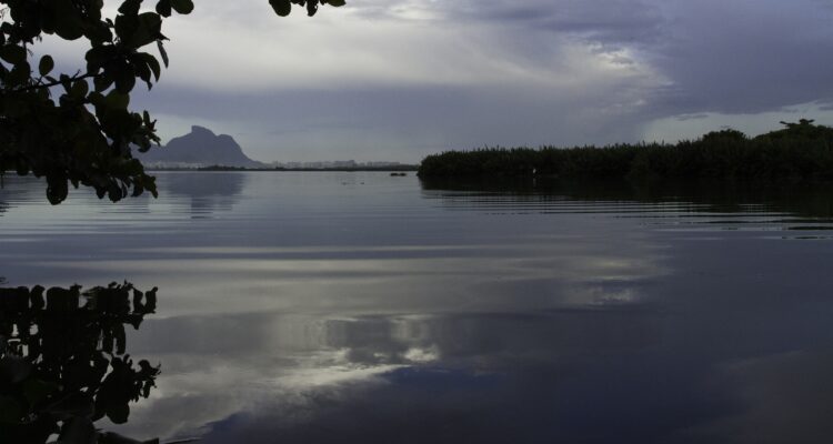 Jacarepaguá Lagoon. Photo: A in the lagoon, CC BY-SA 3.0, via Wikimedia Commons.