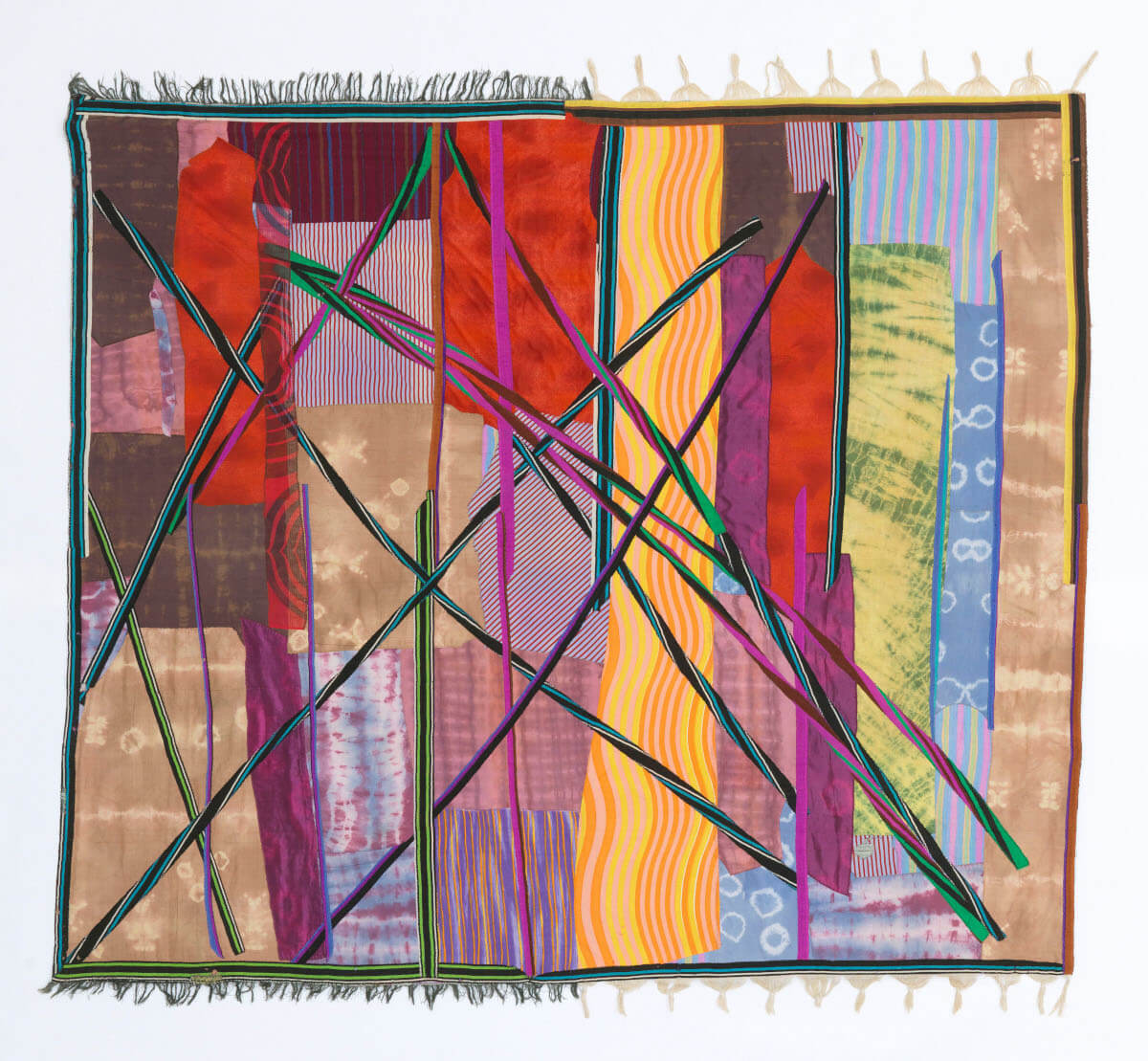 Noa Eshkol, Coucher de soleil au bord du lac, 1995, laine, coton, velours côtelé, soie, polyamide, polyester, 254 x 221 cm avec frange. Avec l'aimable autorisation de la Fondation Noa Eshkol pour la notation du mouvement, Holon, Israel, et neugerriemschneider, Berlin. © La Fondation Noa Eshkol pour la notation du mouvemHolonHoIsraëlsrael. Photo: Jens ZBerlinBerlin.