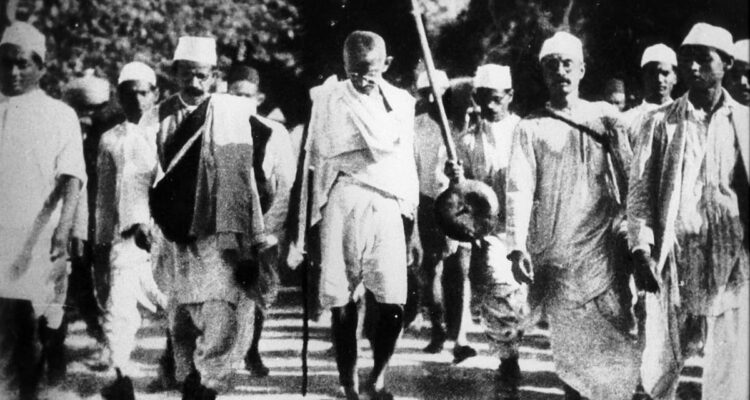 Title: The Historic Dandi March || The historic Dandi March. Year: 1930. Technique: photography. Dimensions: 47 x 70 cm (exhibition).