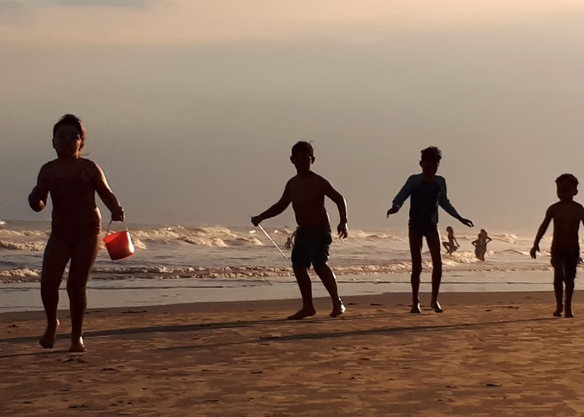 Fotografia "Crianças na praia" by Marcia de Freitas Araujo.