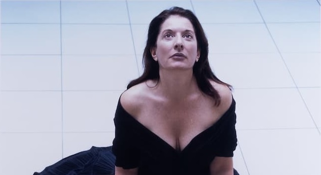 Foto de Marina Abramović, "Limpiando el suelo" (2004), destacados. Fotos: Divulgación.