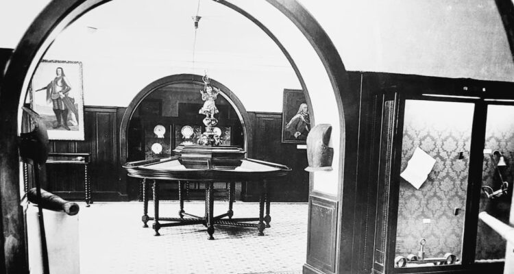 Intérieur de l'une des premières salles d'exposition du Musée historique national de 1922, situé à la Casa do Trem. Acervo MHN. crédit image: Archives institutionnelles/MHN.