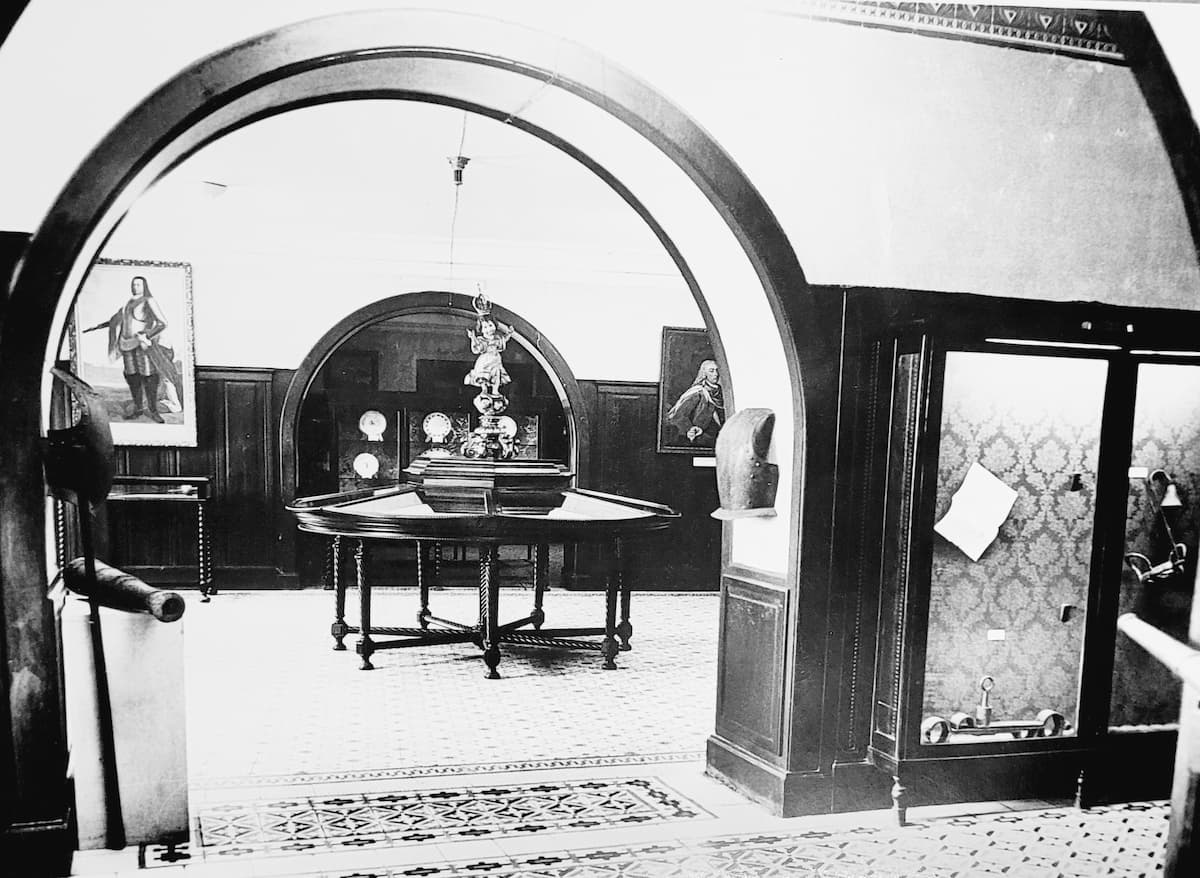 Interior de una de las primeras salas de exhibición del Museo Histórico Nacional en 1922, ubicado en Casa do Trem. Acervo MHN. credito de imagen: Archivo Institucional/MHN.