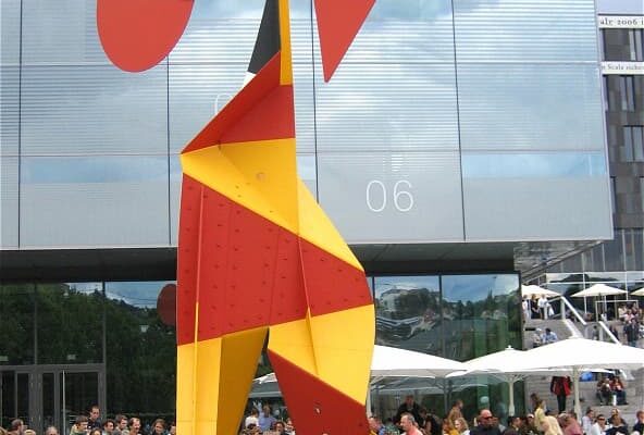 Fig. 1 - Alexander Calder, Dobradura com Disco Vermelho, Schlossplatz, Stuttgart, Alemanha 1973. Foto: Rufus46, CC BY-SA 3.0, via Wikimedia Commons.