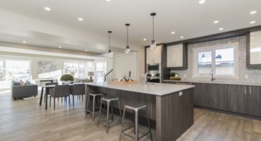 Tips on how to assemble a black and gray kitchen. Photo: Image by wirestock on Freepik.