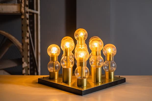 Batch 112: Sunday - Lustre / luminaire made of golden metal containing nine lighting points with domes in translucent molded glass, featured. Auction Design / Flávia Cardoso Soares Auctions. Photo: Disclosure.