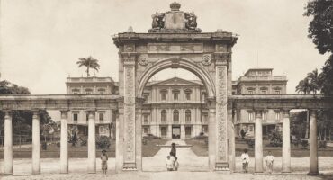 Luiz Musso. Entrance and monumental facade in neoclassical style of the National Museum, in the Quinta da Boa Vista. Pedro II Avenue, Rio de Janeiro - RJ, ca. 1903. Collection of Instituto Moreira Salles.