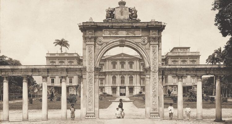 Luis Musso. Entrada y fachada monumental en estilo neoclásico del Museo Nacional, en la Quinta da Boa Vista. Avenida Pedro II, RJ Río de Janeiro, California. 1903. Colección del Instituto Moreira Salles.