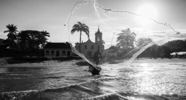 Fisherman on the coast of Rio de Janeiro. Photography by Mario Barila.