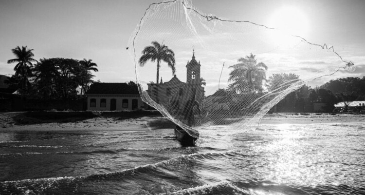 Pescador no litoral fluminense. Fotografia de Mario Barila.