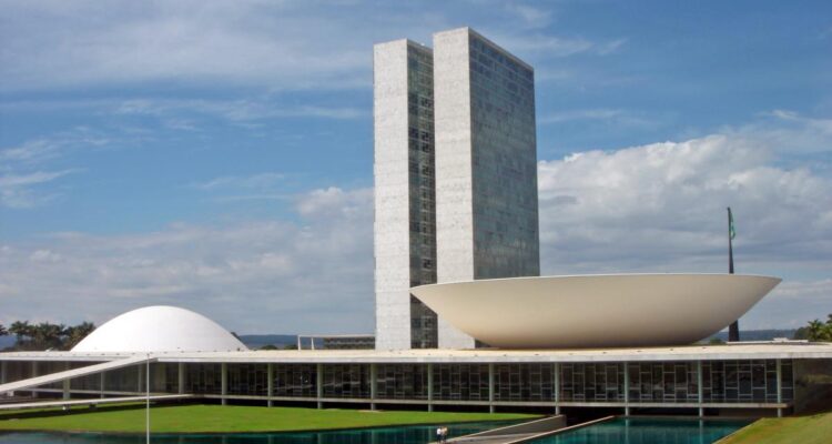 Fig. 2 – Oscar Niemeyer, Congresso Nacional, Brasília, 1960. Mario Roberto Duran Ortiz, Public domain, via Wikimedia Commons.